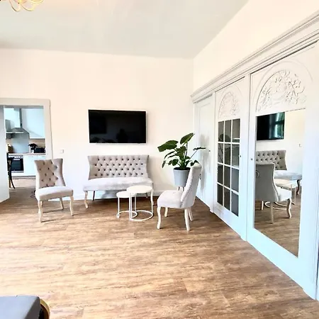 Schomberg Apartment *