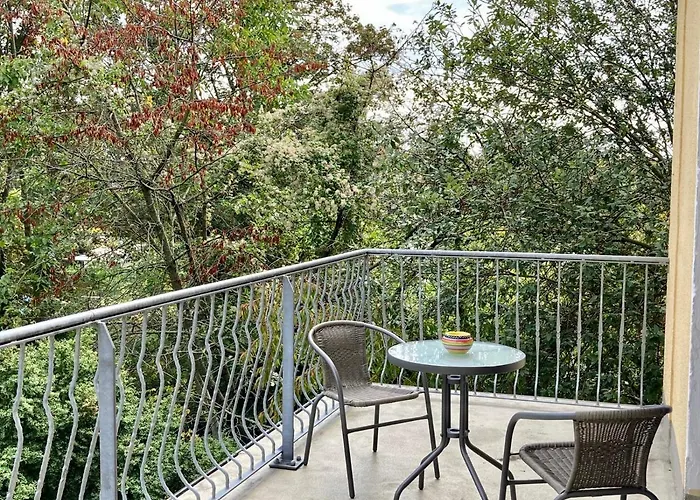 Schomberg Apartment *